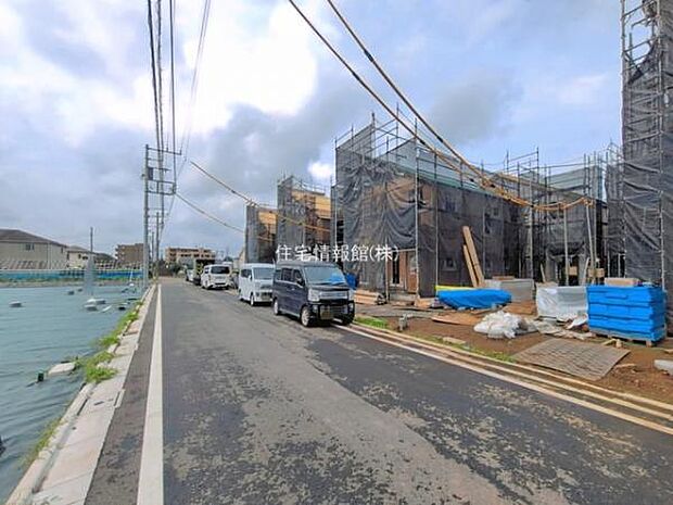 前面道路を含めた現地写真です。