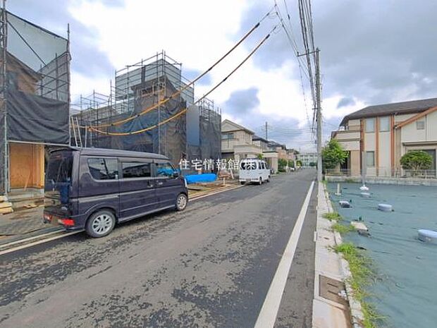 前面道路を含めた現地写真です。