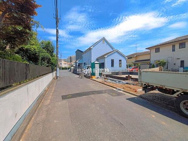 前面道路を含めた現地写真です。