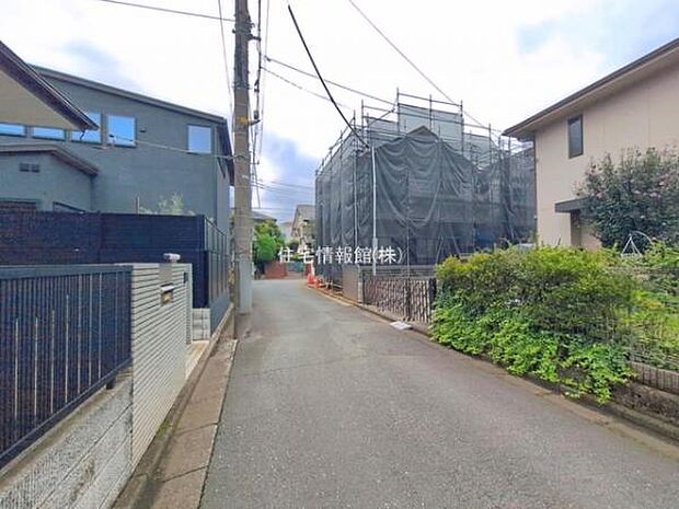 前面道路を含めた現地写真です。