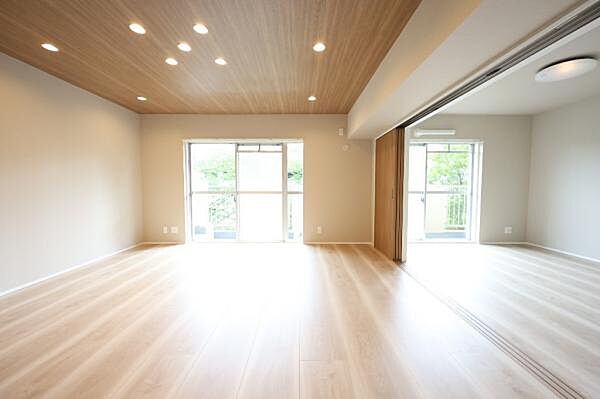 家族団らんの場所としてゆったりと居心地の良いリビングです。