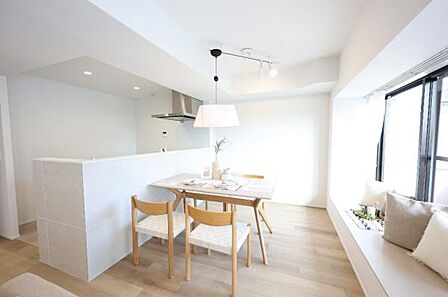 お食事中もキッチンと会話が楽しめるダイニングスペース。