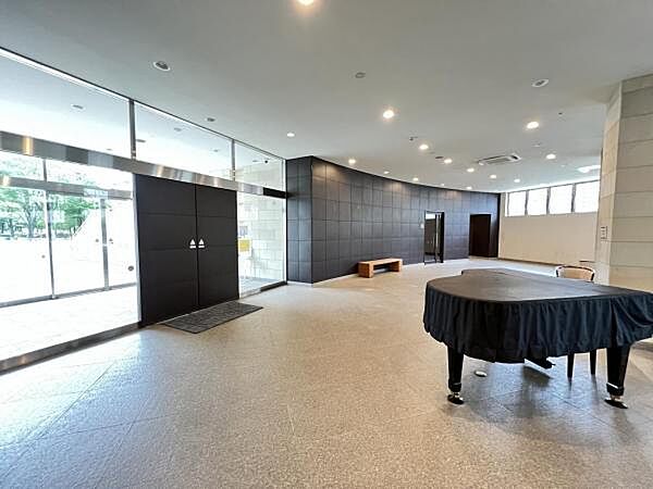 憩いの場となりそうな落ち着きのある雰囲気のロビーです。