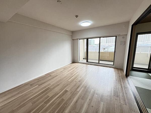 家族団らんの場所としてゆったりと居心地の良いリビングです。