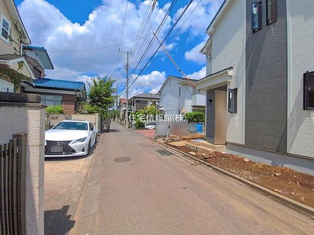 前面道路を含めた現地写真です。
