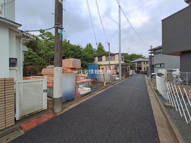 前面道路を含めた現地写真です。