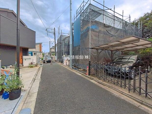 前面道路を含めた現地写真です。