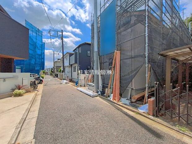 前面道路を含めた現地写真です。