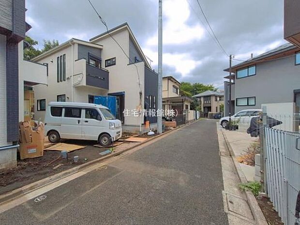 前面道路を含めた現地写真です。