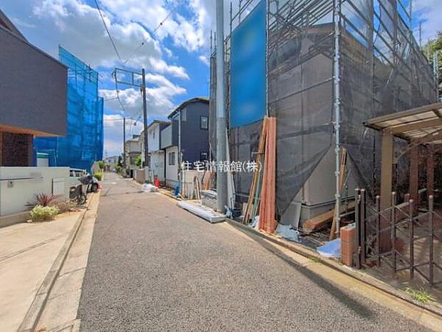 前面道路を含めた現地写真です。