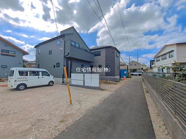 前面道路を含めた現地写真です。