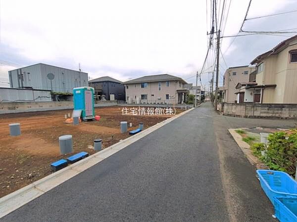 前面道路を含めた現地写真です。