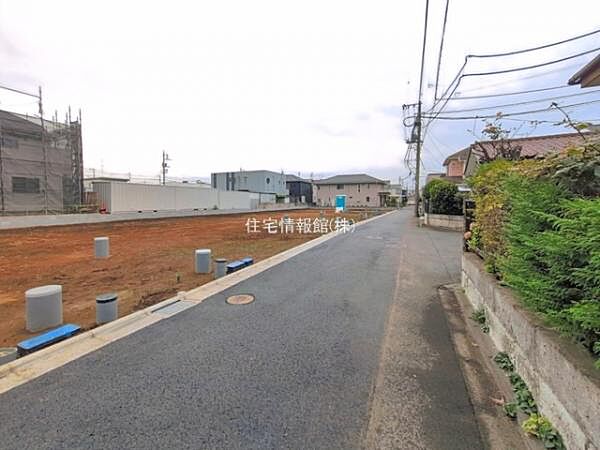 前面道路を含めた現地写真です。
