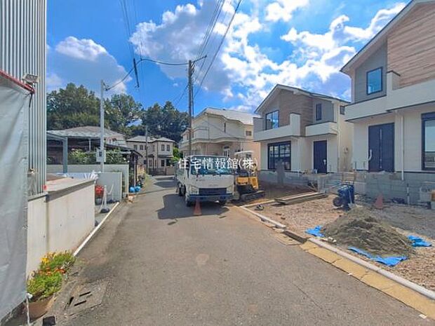 前面道路を含めた現地写真です。