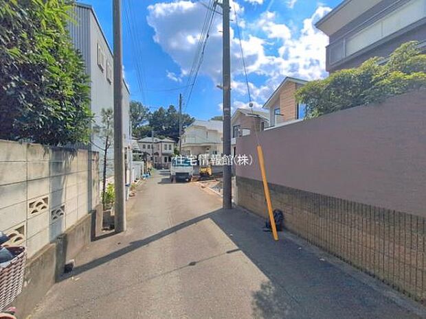 前面道路を含めた現地写真です。