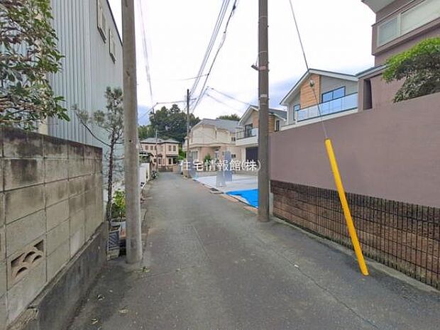 前面道路を含めた現地写真です。