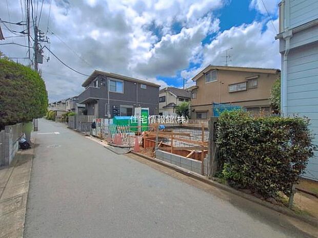 前面道路を含めた現地写真です。