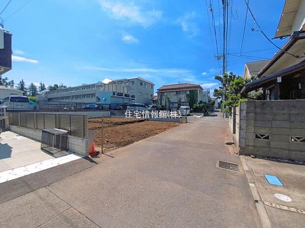 前面道路を含めた現地写真です。