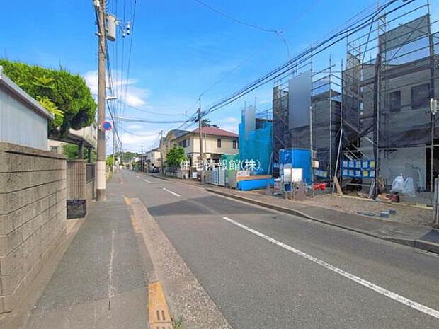 前面道路を含めた現地写真です。