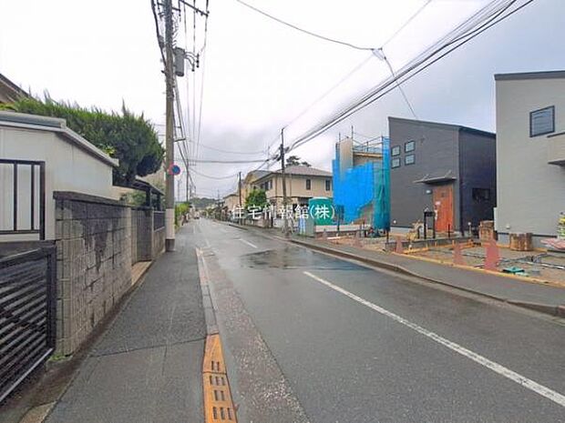 前面道路を含めた現地写真です。