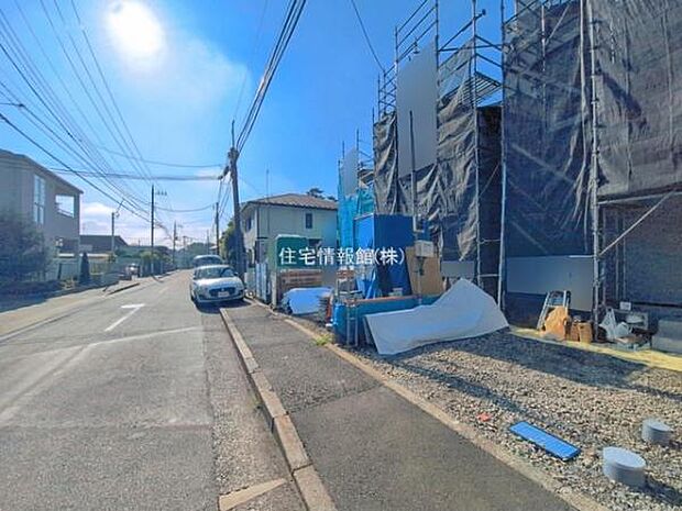 前面道路を含めた現地写真です。