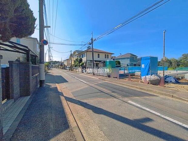前面道路を含めた現地写真です。