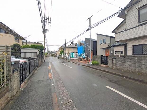 前面道路を含めた現地写真です。