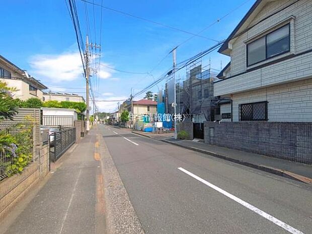 前面道路を含めた現地写真です。