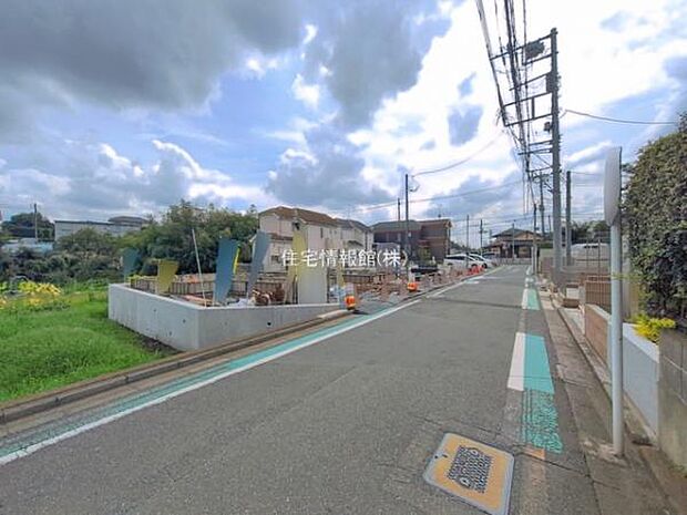 前面道路を含めた現地写真です。