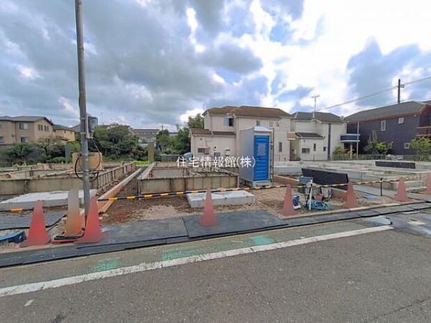 前面道路を含めた現地写真です。