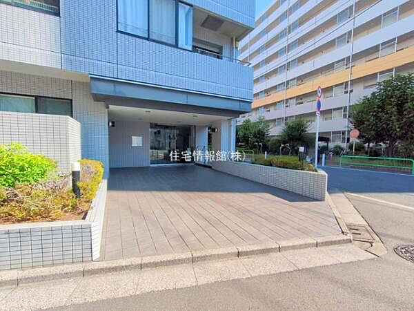 ゆったりとした印象のエントランスです。