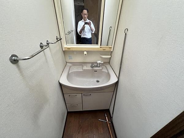 洗面化粧台です。朝の身支度から1日が始まります。
