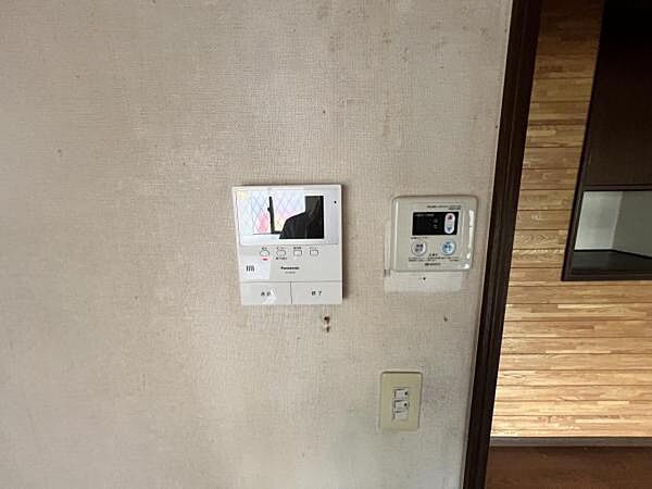 訪問者を確認できるTVモニター付きインターフォンです。