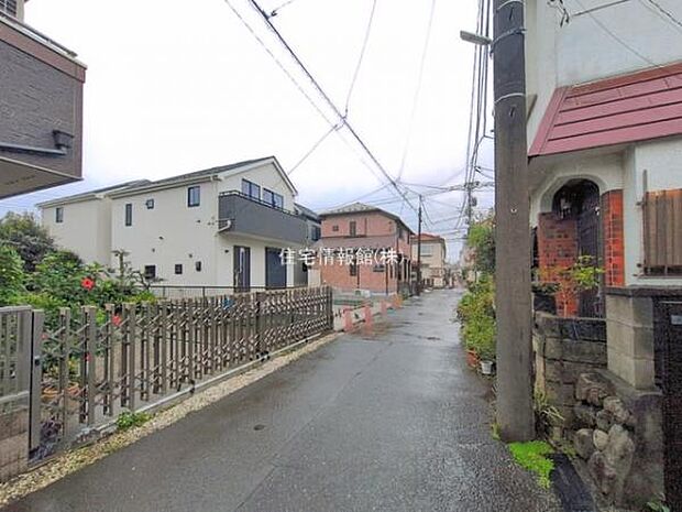 前面道路を含めた現地写真です。