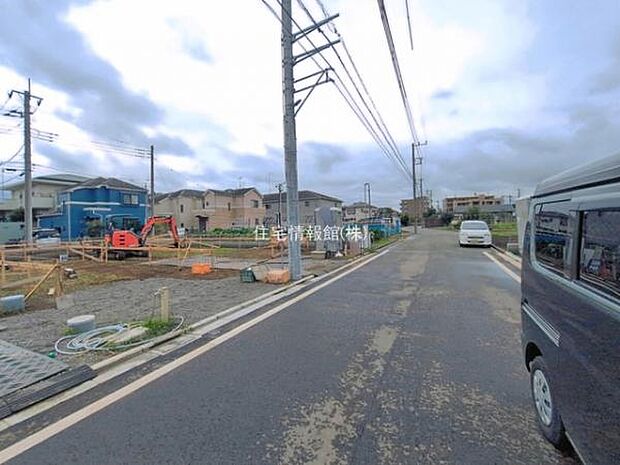前面道路を含めた現地写真です。