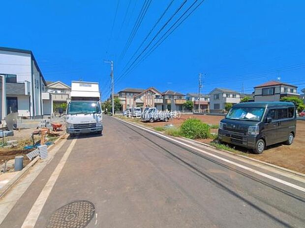 前面道路を含めた現地写真です。