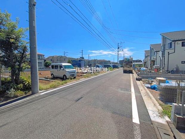 前面道路を含めた現地写真です。