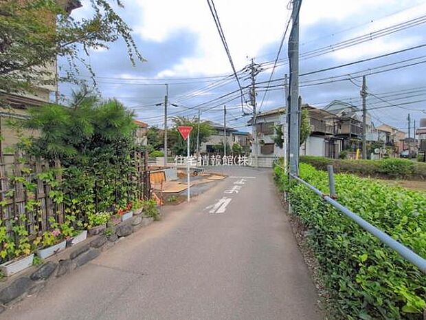 前面道路を含めた現地写真です。