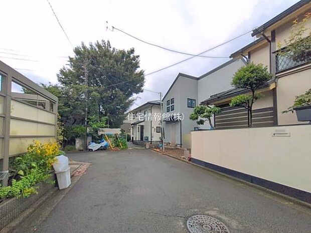 前面道路を含めた現地写真です。
