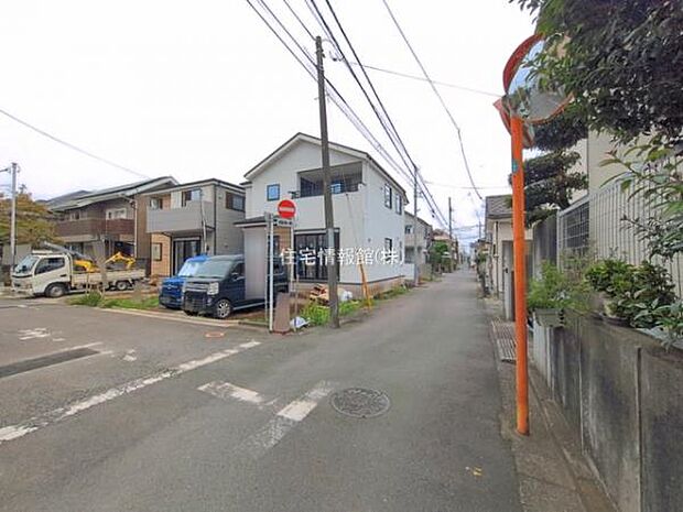 前面道路を含めた現地写真です。