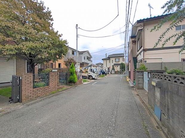 前面道路を含めた現地写真です。