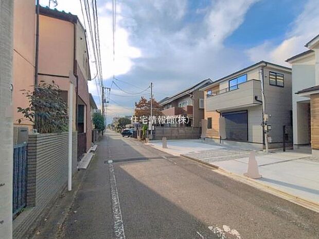 前面道路を含めた現地写真です。