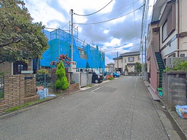 前面道路を含めた現地写真です。