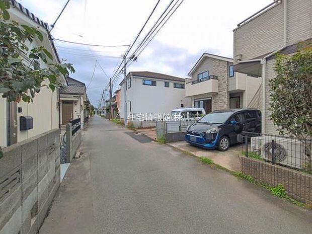 前面道路を含めた現地写真です。