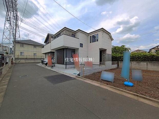 前面道路を含めた現地写真です。