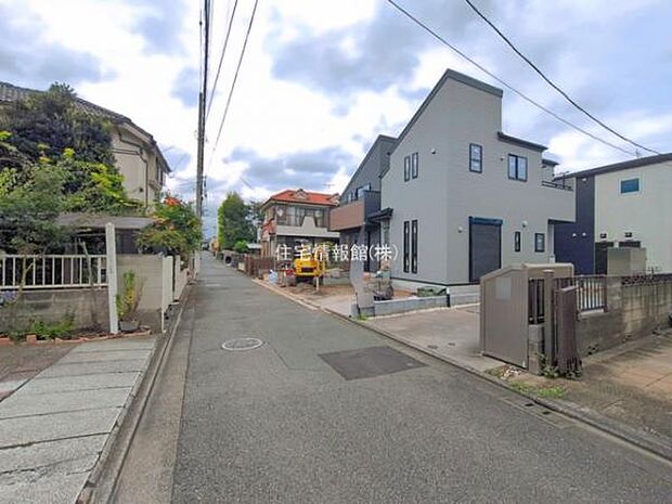 前面道路を含めた現地写真です。