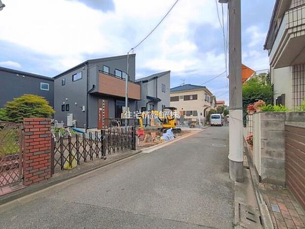 前面道路を含めた現地写真です。