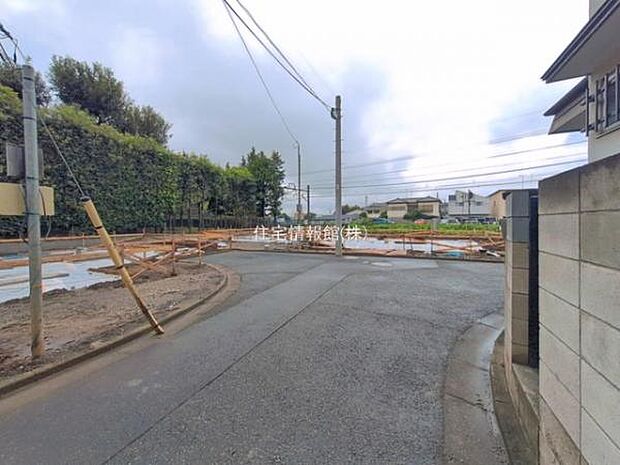 前面道路を含めた現地写真です。