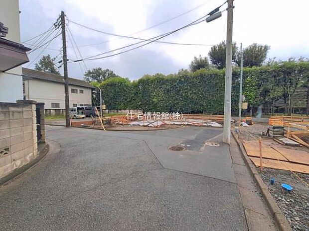 前面道路を含めた現地写真です。