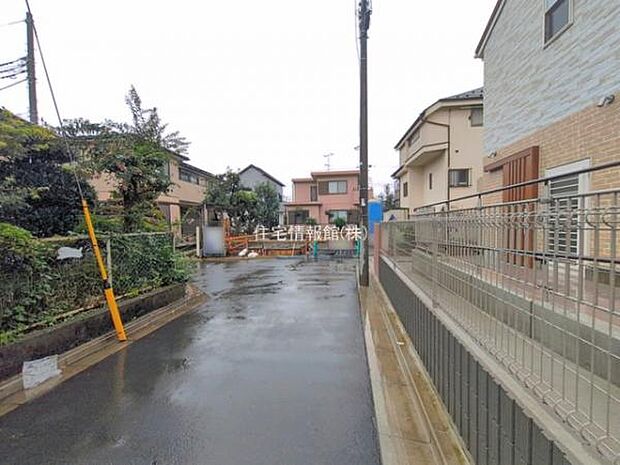 前面道路を含めた現地写真です。